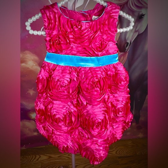 NEW vibrant pink fashion dress. Beautiful délicat détail. Quality is A1. - Picture 3 of 4